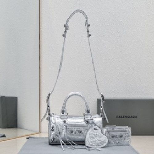 700  700  Balenciaga新款旅行包！迷你號22cm*12*1