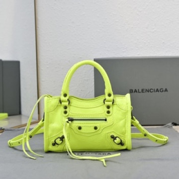 Balenciaga款 City Nano包包， nano size小巧，卻透着