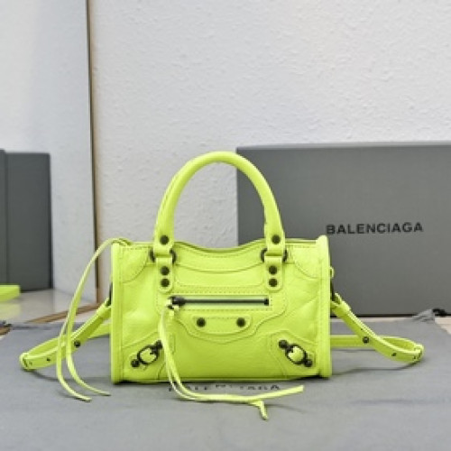 Balenciaga款 City Nano包包， nano size小巧，卻透着