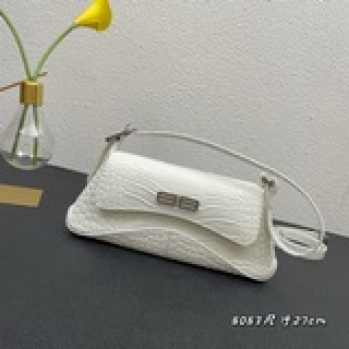 新款XX bag 翻蓋腋下包最新款#它的名字以代表親密的“xx”命名 這也