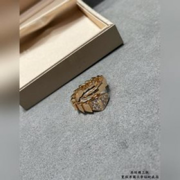 [原單對版] (配全套包裝) 寶格麗寬版單圈頭帶鑽蛇戒指 ，真香系列... 實