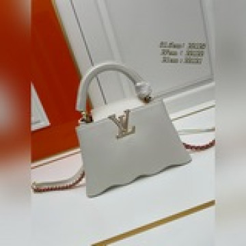 星辰珠光色 貝殼扣 本款 capucines mm 手袋展現 taurillon