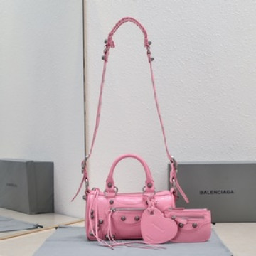 Balenciaga新款旅行包！迷你號22cm*12*10 ，櫻花粉