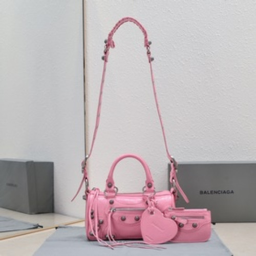 Balenciaga新款旅行包！迷你號22cm*12*10 ，櫻花粉