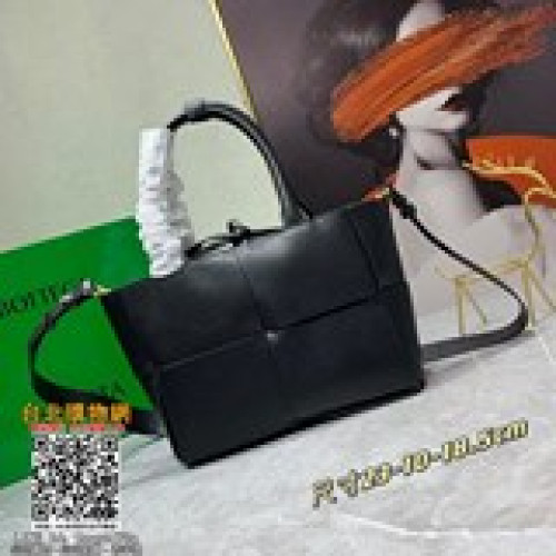 BV編織皮托特氣質款的托特包來啦 編織元素加上紅棕包身簡直是通勤好物，牛
