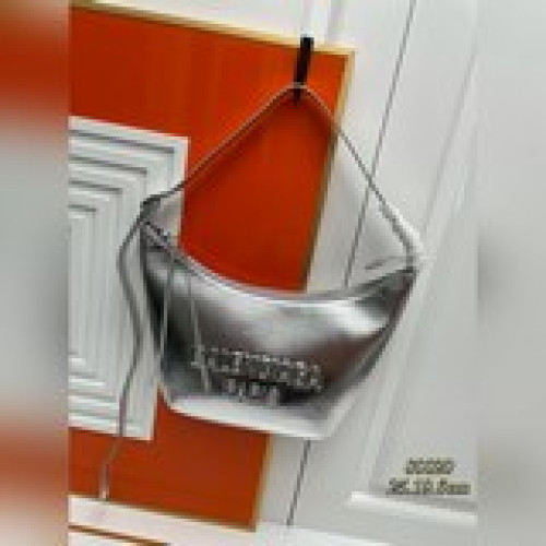 、Balenciag23年新款腋下包 全包采用小牛皮材質，超級柔軟超有質感 肩