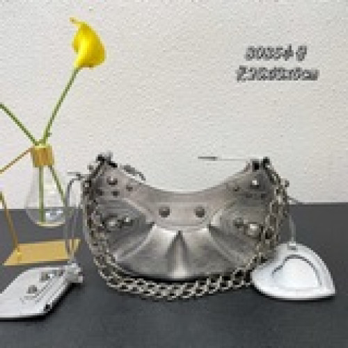 油蠟牛皮 Balenciag* Le Cagole  新品鍊條月牙包！充滿随