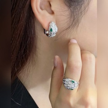 亞金 寶格麗綠眼睛多多蛇耳環，鑲嵌祖母綠飾以密鑲鑽石 蛇作為性感與美麗的象征 這