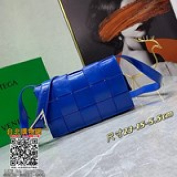 新品  Bv 葆蝶家 新款CASSETTE油臘皮斜跨包，太适合夏天啦，