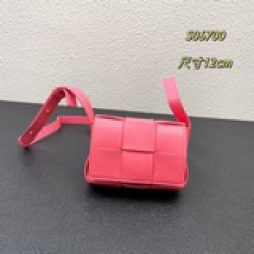 B家 新款方格Mini cassette Bag.   還沒出貨就被吹爆的小可愛