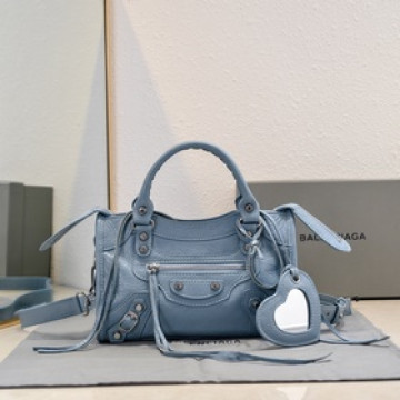 Balenciaga，新款機車包經典系列重現，時尚潮流，比舊版更簡潔大方，輕巧，