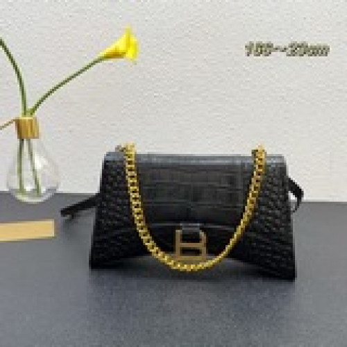 Balenciag     B家重磅推出沙漏鍊條斜挎包，外觀呈現一輪半月狀，上