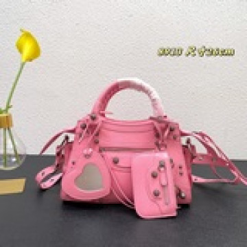 Balenciagα巴黎最新款Neo cagole機車包這次配備了愛心小鏡子，
