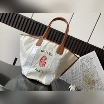 Belharra 沙灘包，這款獨有的綠松石藍色包包僅在 Plage 系列上呈現。
