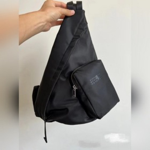 馬吉拉 Maison Margiela MM6 SS24尼龍純色三角單肩包 尺寸