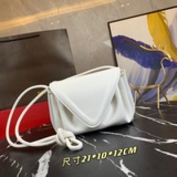 小號【原版皮高品質】  沙灘椅斜挎包經典編織與趣味設計的碰撞是出其不意的時尚，