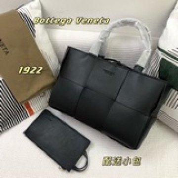 BV編織皮托特3格氣質款的托特包來啦 編織元素加上紅棕包身簡直是通勤好物，牛皮質