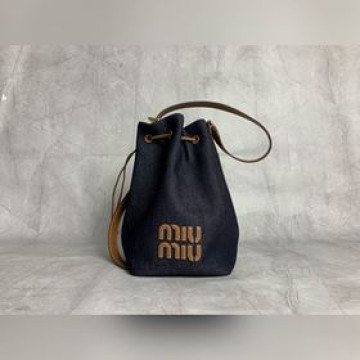 5BE089 Miu家新款帆布水桶包，全新帆布面料，延續上一季的慵懶和性感熱潮，