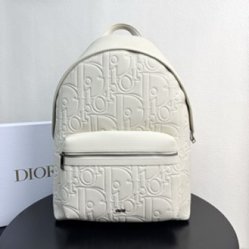 這款 Rider 2.0 拉鍊雙肩背包為 Dior 的經典單品推出全新版本。采用