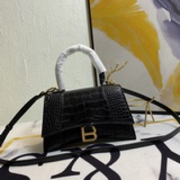Balenciagα全新推出了帥爆的Hourglass沙漏包，獨特的标志性弧線形