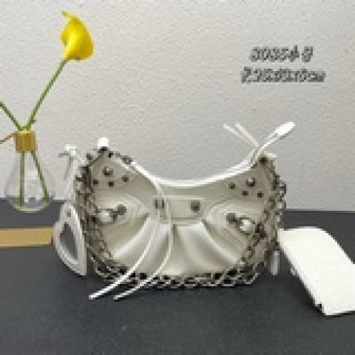 油蠟牛皮 Balenciag* Le Cagole  新品鍊條月牙包！充滿随