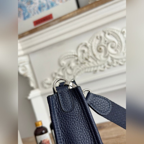 Mini EveyIne 伊芙琳 半手工+蜜蠟線 自配肩帶+TC牛皮 顔色：深藍黑色、金銀扣均有 迷你尺寸：17cm