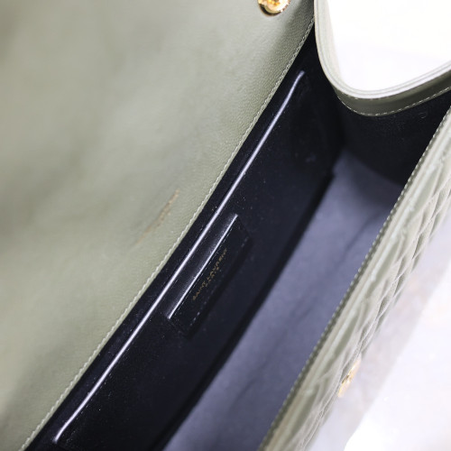 橄欖綠色金扣V型Monogram中號魚子醬信封包，型號487206