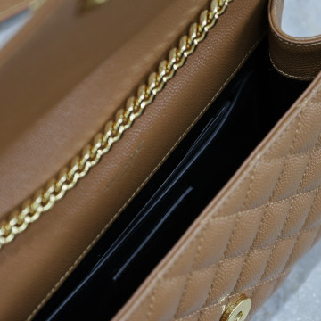 焦糖色金扣V型小號信封包，型號526286