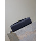 藍色金扣V型Monogram中號魚子醬信封包，型號487206