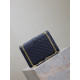 藍色金扣V型Monogram中號魚子醬信封包，型號487206
