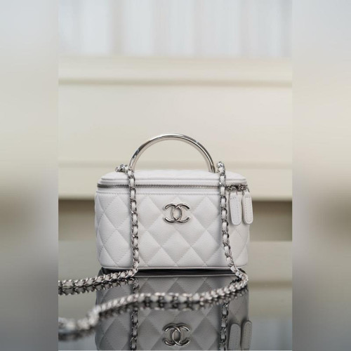 頂級進口原廠皮 所見即所得！ Chanel 25P 隐藏款 手柄長盒子包 白色荔枝牛