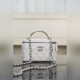 頂級進口原廠皮 所見即所得！ Chanel 25P 隐藏款 手柄長盒子包 白色荔枝牛