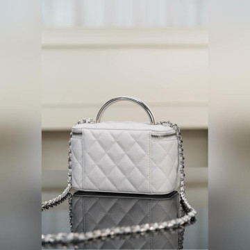 頂級進口原廠皮 所見即所得！ Chanel 25P 隐藏款 手柄長盒子包 白色荔枝牛