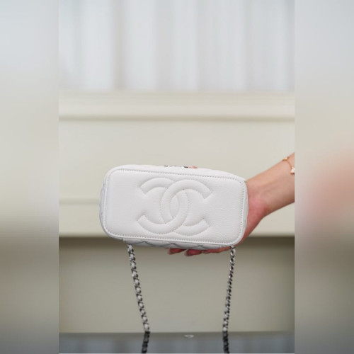 頂級進口原廠皮 所見即所得！ Chanel 25P 隐藏款 手柄長盒子包 白色荔枝牛