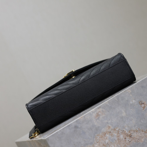 黑色金扣V型Monogram中號魚子醬信封包，型號487206