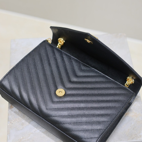 黑色金扣V型Monogram中號魚子醬信封包，型號487206