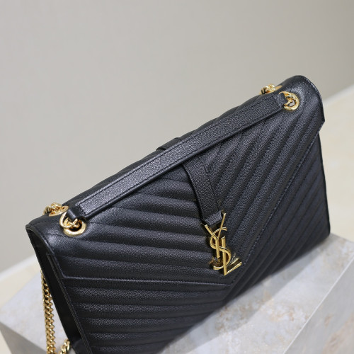 黑色金扣V型Monogram魚子醬信封包，型號487198